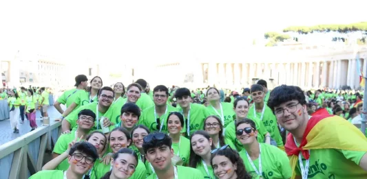 FOTOGRAFÍA. ROMA (ITALIA), 01 DE AGOSTO DE 2025.- La Plaza de San Pedro se convirtió este viernes en una auténtica fiesta española con motivo del Jubileo de la Juventud, al reunir a más de 25.000 jóvenes en una jornada marcada por la música, la oración y los testimonios personales de fe. Los peregrinos españoles, el segundo grupo más numeroso tras los italianos, tiñeron la plaza de verde con camisetas repartidas por la Conferencia Episcopal Española (CEE), que organizó el encuentro con una orquesta, un coro y un grupo de bailarines contemporáneos. Lasvocesdelpueblo (Ñ Pueblo)