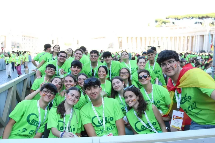 FOTOGRAFÍA. ROMA (ITALIA), 01 DE AGOSTO DE 2025.- La Plaza de San Pedro se convirtió este viernes en una auténtica fiesta española con motivo del Jubileo de la Juventud, al reunir a más de 25.000 jóvenes en una jornada marcada por la música, la oración y los testimonios personales de fe. Los peregrinos españoles, el segundo grupo más numeroso tras los italianos, tiñeron la plaza de verde con camisetas repartidas por la Conferencia Episcopal Española (CEE), que organizó el encuentro con una orquesta, un coro y un grupo de bailarines contemporáneos. Lasvocesdelpueblo (Ñ Pueblo)