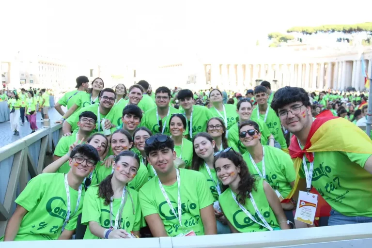 FOTOGRAFÍA. ROMA (ITALIA), 01 DE AGOSTO DE 2025.- La Plaza de San Pedro se convirtió este viernes en una auténtica fiesta española con motivo del Jubileo de la Juventud, al reunir a más de 25.000 jóvenes en una jornada marcada por la música, la oración y los testimonios personales de fe. Los peregrinos españoles, el segundo grupo más numeroso tras los italianos, tiñeron la plaza de verde con camisetas repartidas por la Conferencia Episcopal Española (CEE), que organizó el encuentro con una orquesta, un coro y un grupo de bailarines contemporáneos. Lasvocesdelpueblo (Ñ Pueblo)
