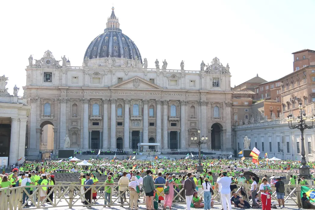 FOTOGRAFÍA. ROMA (ITALIA), 01 DE AGOSTO DE 2025.- La Plaza de San Pedro se convirtió este viernes en una auténtica fiesta española con motivo del Jubileo de la Juventud, al reunir a más de 25.000 jóvenes en una jornada marcada por la música, la oración y los testimonios personales de fe. Los peregrinos españoles, el segundo grupo más numeroso tras los italianos, tiñeron la plaza de verde con camisetas repartidas por la Conferencia Episcopal Española (CEE), que organizó el encuentro con una orquesta, un coro y un grupo de bailarines contemporáneos. Lasvocesdelpueblo (Ñ Pueblo)