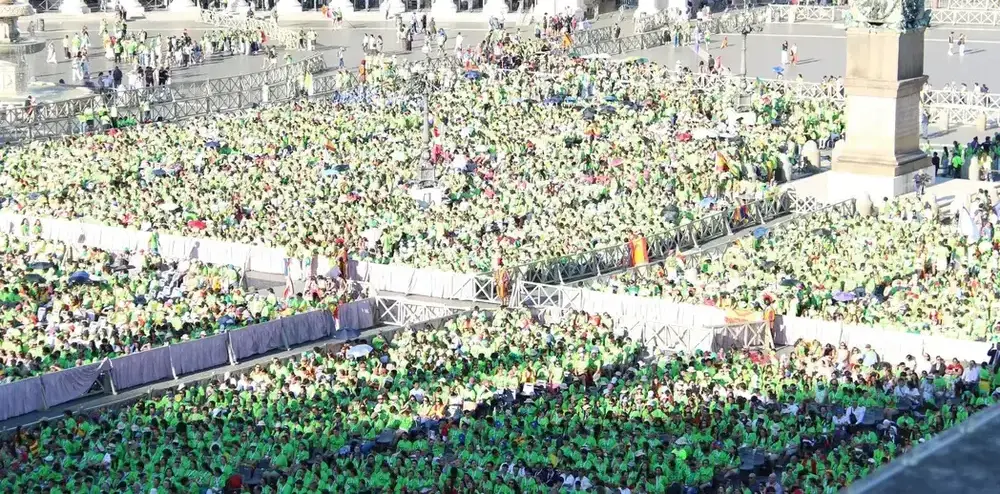 FOTOGRAFÍA. ROMA (ITALIA), 01 DE AGOSTO DE 2025.- La Plaza de San Pedro se convirtió este viernes en una auténtica fiesta española con motivo del Jubileo de la Juventud, al reunir a más de 25.000 jóvenes en una jornada marcada por la música, la oración y los testimonios personales de fe. Los peregrinos españoles, el segundo grupo más numeroso tras los italianos, tiñeron la plaza de verde con camisetas repartidas por la Conferencia Episcopal Española (CEE), que organizó el encuentro con una orquesta, un coro y un grupo de bailarines contemporáneos. Lasvocesdelpueblo (Ñ Pueblo)