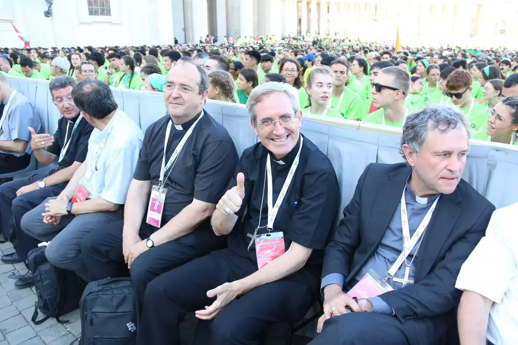 FOTOGRAFÍA. ROMA (ITALIA), 01 DE AGOSTO DE 2025.- La Plaza de San Pedro se convirtió este viernes en una auténtica fiesta española con motivo del Jubileo de la Juventud, al reunir a más de 25.000 jóvenes en una jornada marcada por la música, la oración y los testimonios personales de fe. Los peregrinos españoles, el segundo grupo más numeroso tras los italianos, tiñeron la plaza de verde con camisetas repartidas por la Conferencia Episcopal Española (CEE), que organizó el encuentro con una orquesta, un coro y un grupo de bailarines contemporáneos. Lasvocesdelpueblo (Ñ Pueblo)