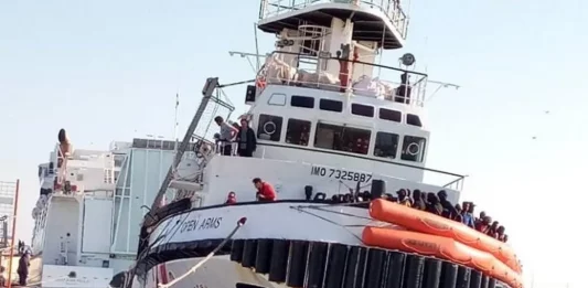 FOTOGRAFÍA. SICILIA (ITALIA), 02 DE FEBRERO DE 2020. Los 363 inmigrantes ilegales que el barco taxi de la ONG catalana Open Arms rescató en los últimos cinco días en el Mediterráneo Central desembarcaron este domingo en el puerto de Pozzallo, en Sicilia, y se sometieron a estrictos controles médicos tras declararse en el país el estado de emergencia por el coronavirus. Efe.