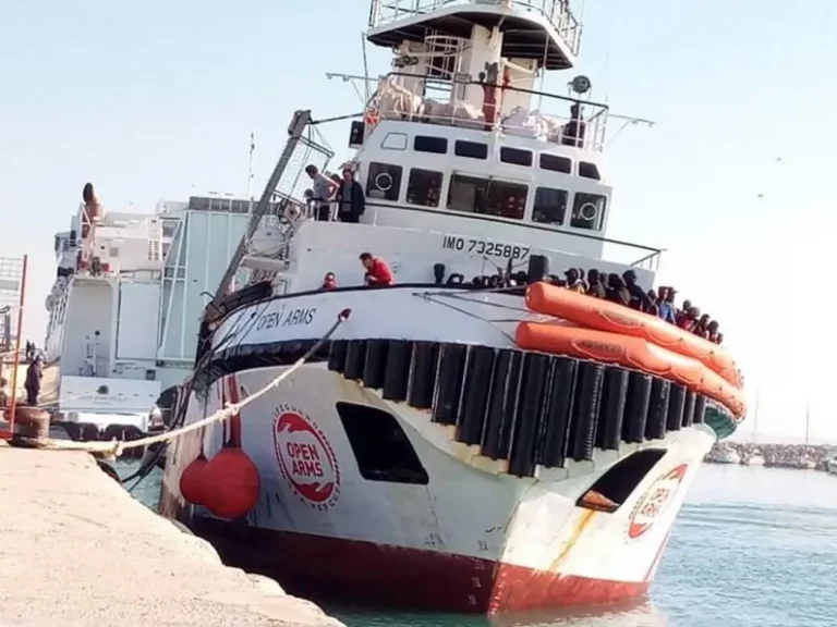 FOTOGRAFÍA. SICILIA (ITALIA), 02 DE FEBRERO DE 2020. Los 363 inmigrantes ilegales que el barco taxi de la ONG catalana Open Arms rescató en los últimos cinco días en el Mediterráneo Central desembarcaron este domingo en el puerto de Pozzallo, en Sicilia, y se sometieron a estrictos controles médicos tras declararse en el país el estado de emergencia por el coronavirus. Efe.