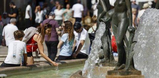 FOTOGRAFÍA. VALENCIA (REINO DE ESPAÑA), 31 DE JULIO DE 2025. Una mujer se refresca en una fuente del centro de la ciudad este jueves, último día del mes de julio, en el que la Comunitat Valenciana registrará cielo poco nuboso o despejado, con nubosidad de evolución diurna en el interior de la mitad norte por la tarde y temperaturas con pocos cambios, salvo ligeros descensos de las mínimas en la mitad norte, según ha informado la Agencia Estatal de Meteorología (Aemet). Efe