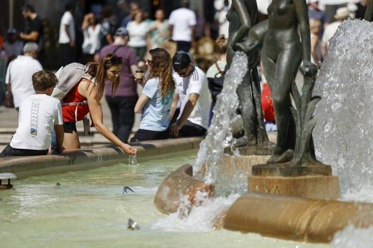 FOTOGRAFÍA. VALENCIA (REINO DE ESPAÑA), 31 DE JULIO DE 2025. Una mujer se refresca en una fuente del centro de la ciudad este jueves, último día del mes de julio, en el que la Comunitat Valenciana registrará cielo poco nuboso o despejado, con nubosidad de evolución diurna en el interior de la mitad norte por la tarde y temperaturas con pocos cambios, salvo ligeros descensos de las mínimas en la mitad norte, según ha informado la Agencia Estatal de Meteorología (Aemet). Efe