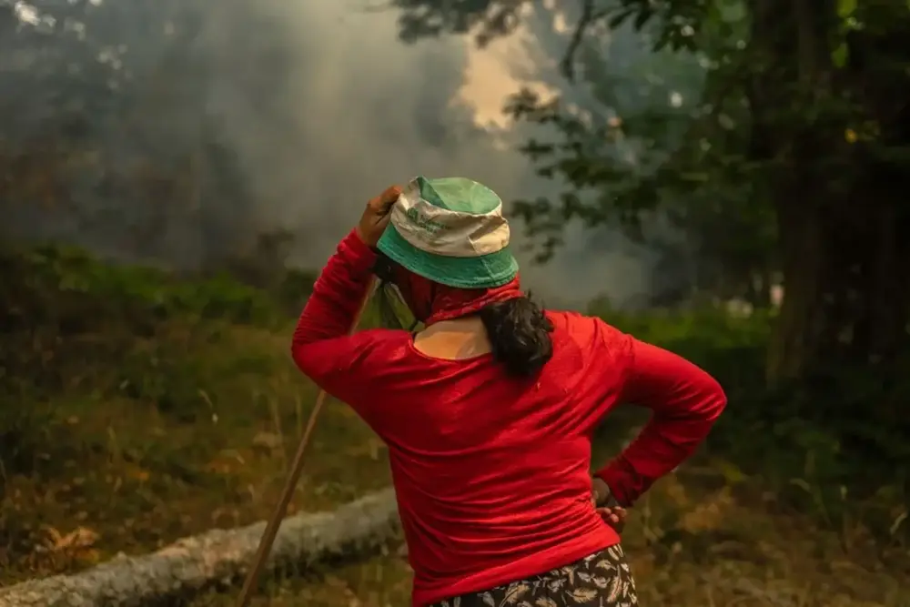 FOTOGRAFÍA. PUEBLA DE TRIVES (ORENSE) GALICIA (REINO DE ESPAÑA), 13 DE AGOSTO DE 2025. Una vecina de la aldea de Pareisás lucha contra en fuego en el incendio forestal que permanece activo en el municipio español de Puebla de Trives (Orense), Comunidad Autónoma de Galicia, Reino de España. Efe
