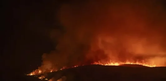 FOTOGRAFÍA. OÍMBRA (ORENSE) GALICIA (REINO DE ESPAÑA), 13 DE AGOSTO DE 2025. Incendios en España. Vista del incendio forestal que permanece activo en Oímbra (Orense). Efe