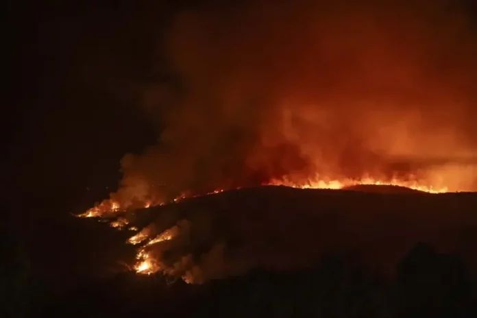 incendios Espana, 2025, Un ola de incendios que devora a España (3) FOTOGRAFÍA. OÍMBRA (ORENSE) GALICIA (REINO DE ESPAÑA), 13 DE AGOSTO DE 2025. Incendios en España. Vista del incendio forestal que permanece activo en Oímbra (Orense). Efe