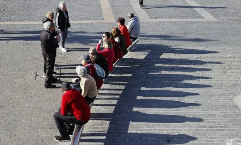 FOTOGRAFÍA. BILBAO (LAS VASCONGADAS) REINO DE ESPAÑA, 06 DE AGOSTO DE 2025. Pensionistas descansan en una plaza en Bilbao (Las Vascongadas) Reino de España. Efe