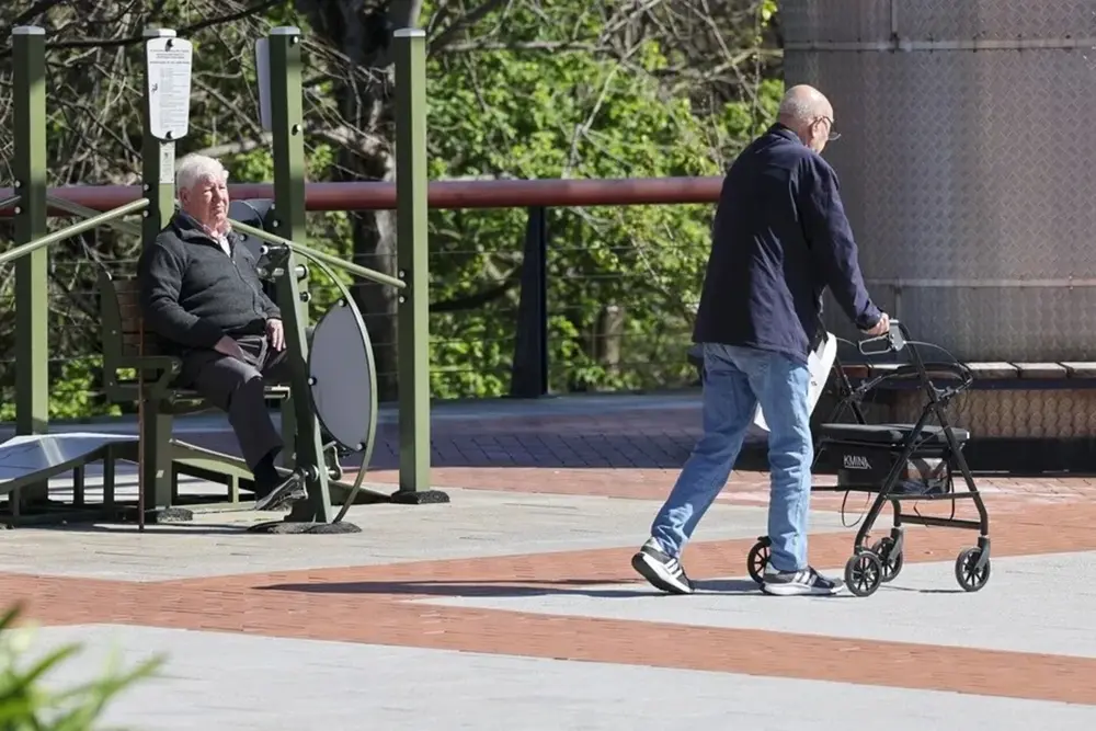 FOTOGRAFÍA. BILBAO (LAS VASCONGADAS) REINO DE ESPAÑA, 06 DE AGOSTO DE 2025. Pensionistas hacen ejercicio aprovechando el buen tiempo en Bilbao, en las Vascongadas (Reino de España). Efe