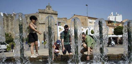 FOTOGRAFÍA. PLASENCIA (CÁRCERES) EXTREMADURA (REINO DE ESPAÑA), 05 DE AGOSTO DE 2025. Una familia se refresca en una fuente en Plasencia, este martes. Efe