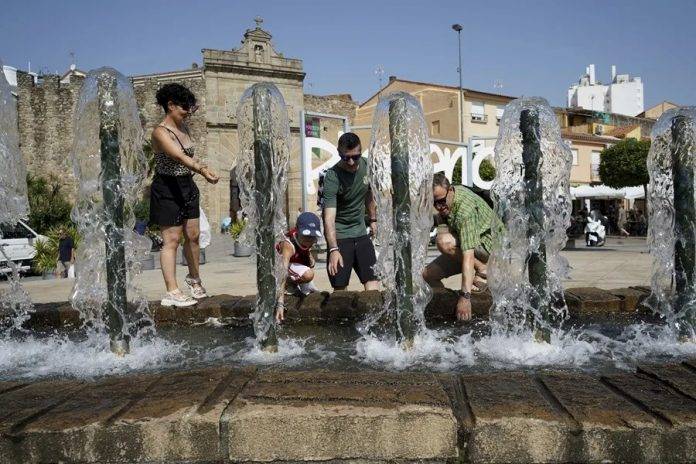 FOTOGRAFÍA. PLASENCIA (CÁRCERES) EXTREMADURA (REINO DE ESPAÑA), 05 DE AGOSTO DE 2025. Una familia se refresca en una fuente en Plasencia, este martes. Efe