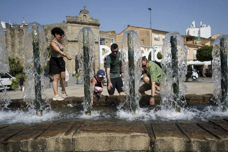 FOTOGRAFÍA. PLASENCIA (CÁRCERES) EXTREMADURA (REINO DE ESPAÑA), 05 DE AGOSTO DE 2025. Una familia se refresca en una fuente en Plasencia, este martes. Efe