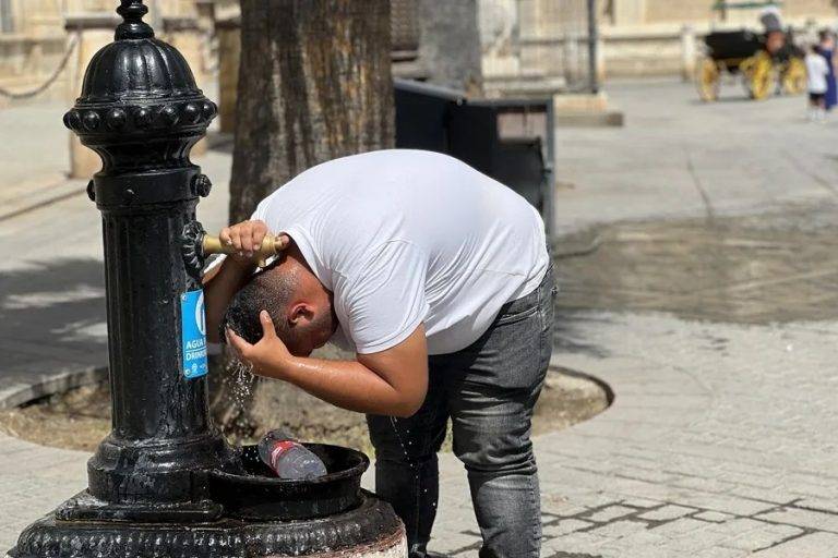 FOTOGRAFÍA. SEVILLA (ANDALUCÍA) REINO DE ESPAÑA, 05 DE AGOSTO DE 2025. Un hombre se refresca en una fuente en Sevilla este martes. Efe