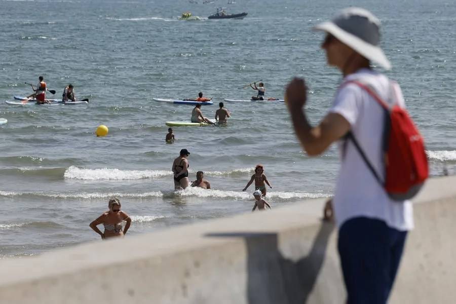 FOTOGRAFÍA. VALENCIA (REINO DE ESPAÑA), 07 DE AGOSTO DE 2025. Bañistas en la playa de las Arenas este jueves en València. Efe