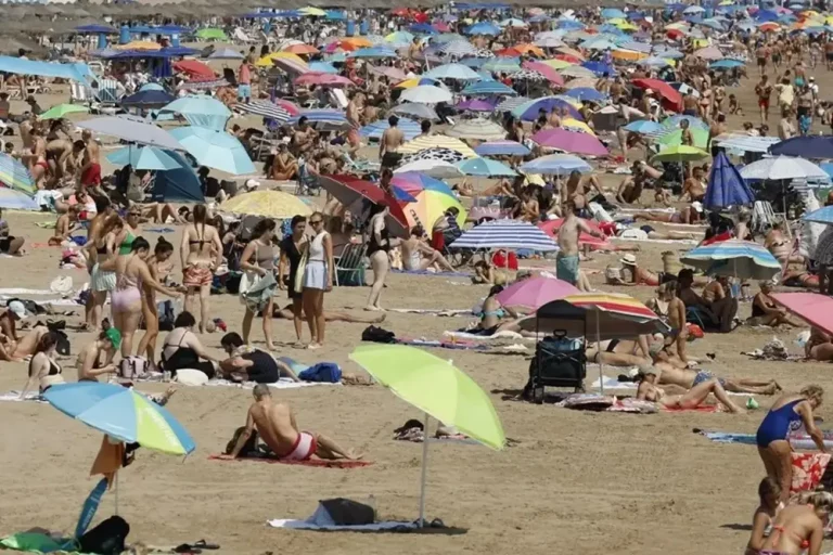 FOTOGRAFÍA. VALENCIA (REINO DE ESPAÑA), 07 DE AGOSTO DE 2025. Bañistas en la playa de las Arenas este jueves en València. Efe