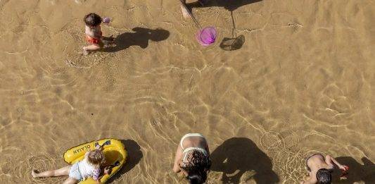 FOTOGRAFÍA. SAN SEBASTIÁN (LAS VASCONGADAS) REINO DE ESPAÑA, 07 DE AGOSTO DE 2025. Varios niños juegan en la orilla de la playa de La Concha de San Sebastián este jueves Efe
