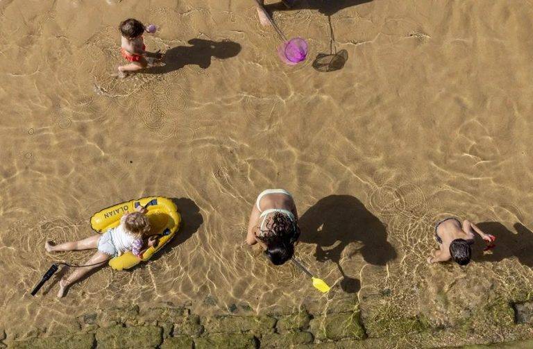 FOTOGRAFÍA. SAN SEBASTIÁN (LAS VASCONGADAS) REINO DE ESPAÑA, 07 DE AGOSTO DE 2025. Varios niños juegan en la orilla de la playa de La Concha de San Sebastián este jueves Efe