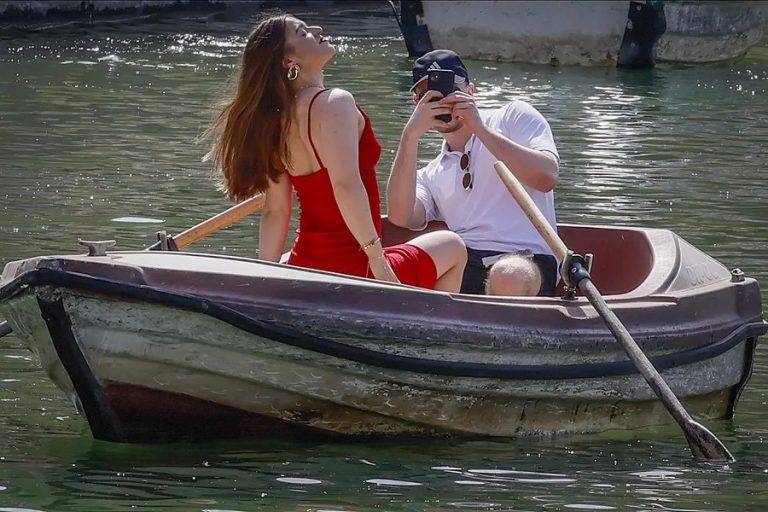 FOTOGRAFÍA. SEVILLA (ANDALUCÍA) REINO DE ESPAÑA, 04 DE AGOSTO DE 2025.- Una pareja desafía las altas temperaturas este lunes en la plaza de España de Sevilla, al inicio de la segunda ola de calor de este verano con temperaturas que superan los 40 grados. La persistencia de una masa de aire cálido procedente del norte de África, combinada con un bloqueo anticiclónico sobre la península, agravará la sensación térmica durante toda la semana. Efe