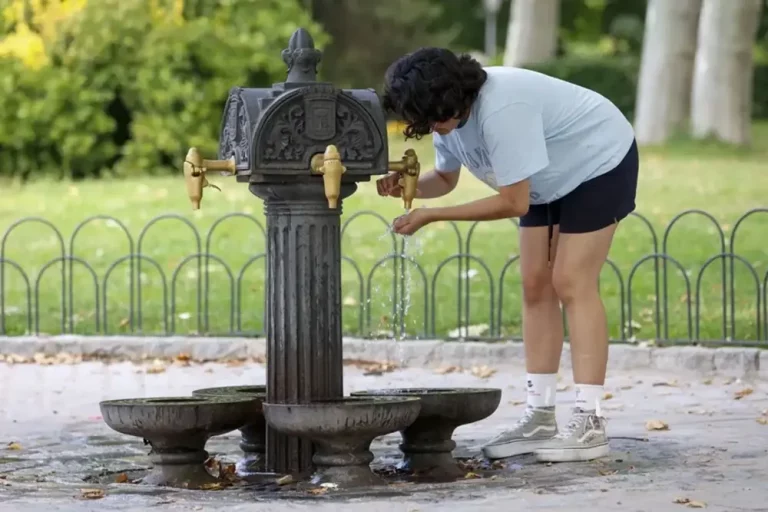 FOTOGRAFÍA. MADRID (REINO DE ESPAÑA, 03 DE AGOSTO DE 2025. Una mujer se refresca en una fuente, en Madrid, capital del Reino de España. Efe