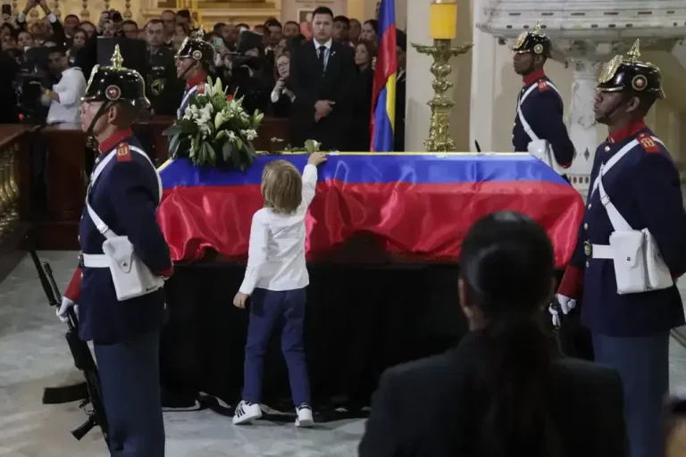 FOTOGRAFÍA. BOGOTÁ (COLOMBIA), 13 DE AGOSTO DE 2025. El hijo del fallecido senador y precandidato presidencial Miguel Uribe Turbay, Alejandro (c-i), fue captado este miércoles, 13 de agosto, al dejar una flor sobre el féretro de su padre, durante las exequias en la catedral Primada, en Bogotá (Colombia). Efe
