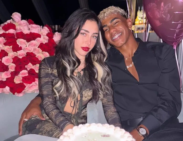 BOGOTÁ (COLOMBIA), 25 DE AGOSTO DE 2025.- Fotografía tomada de una historia de la cuenta oficial de la red social Instagram @lamineyamal del fútbolista español Lamine Yamal (d) junto a la cantante argentina Nicki Nicole. Yamal y Nicole confirmaron este lunes su relación con una foto publicada en redes sociales en la que se los ve abrazados durante la celebración del cumpleaños número 25 de la artista. @lamineyamal/Lasvocesdelpueblo (Ñ Pueblo)