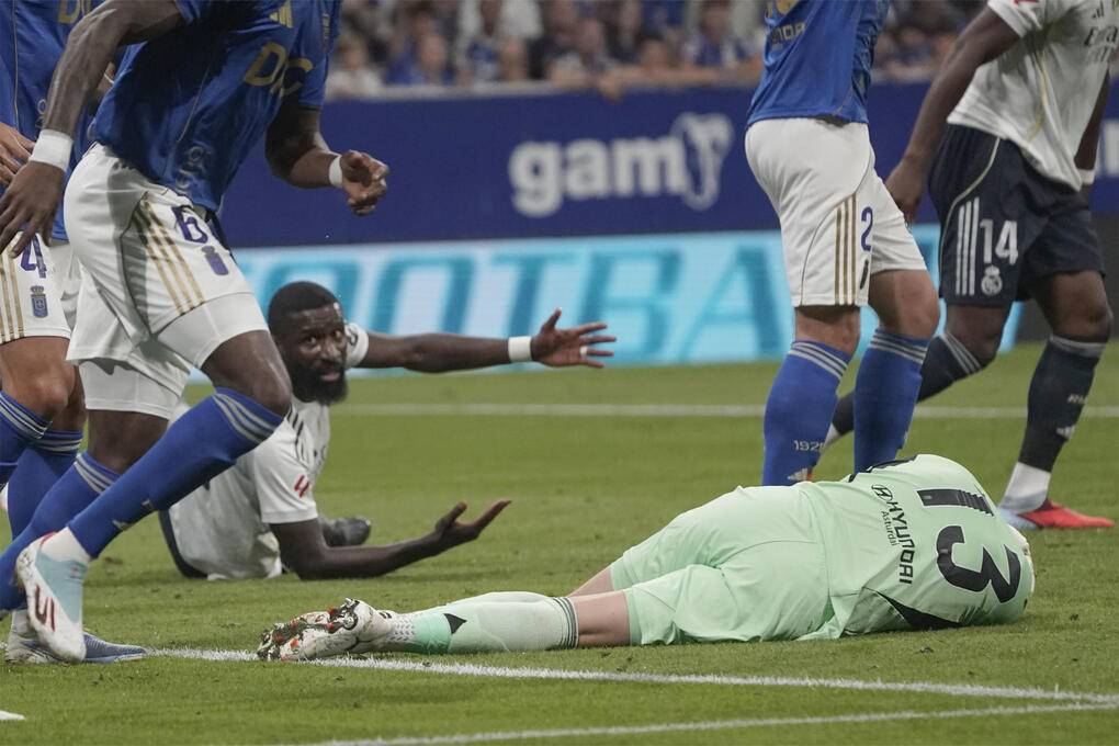 FOTOGRAFÍA. OVIEDO (REINO DE ESPAÑA), 24 DE AGOSTO DE 2025. El portero del Real Oviedo Aarón Escandell (d) en el suelo durante el partido de LaLiga que enfrenta al Real Oviedo y al Real Madrid este domingo en el estadio Carlos Tartiere. Efe