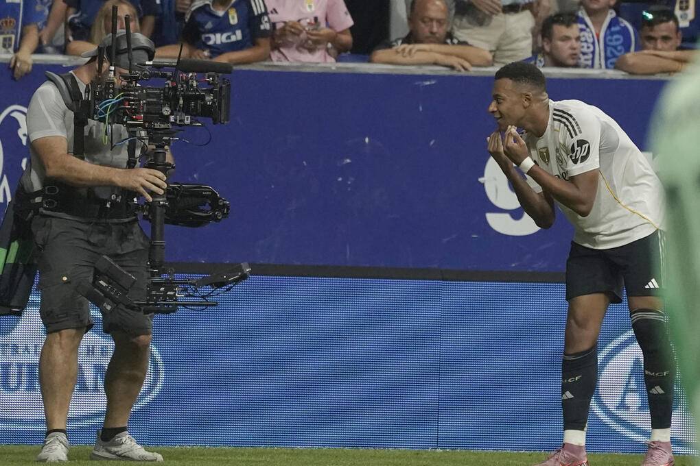 FOTOGRAFÍA. OVIEDO (REINO DE ESPAÑA), 24 DE AGOSTO DE 2025. El delantero francés del Real Madrid Kylian Mbappé (d) celebra tras marcar ante el Oviedo, durante el partido de LaLiga de fútbol que Real Oviedo y Real Madrid disputan en el estadio Carlos Tartiere. Efe