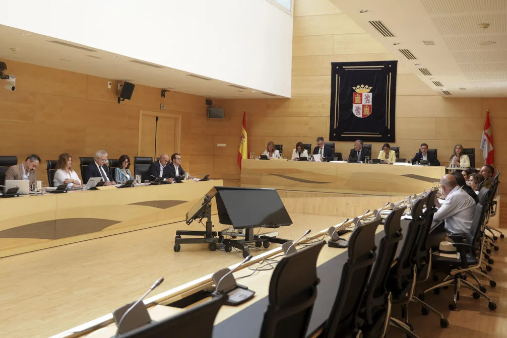 FOTOGRAFÍA. VALLADOLID (CASTILLA Y LEÓN) REINO DE ESPAÑA, 22 DE AGOSTO DE 2025. Reunión de la Diputación Permanente de las Cortes de Castilla y León, en la que se ha conocido la muerte de un hombre que participó como voluntario en la extinción del incendio de Cipérez (Salamanca). Efe