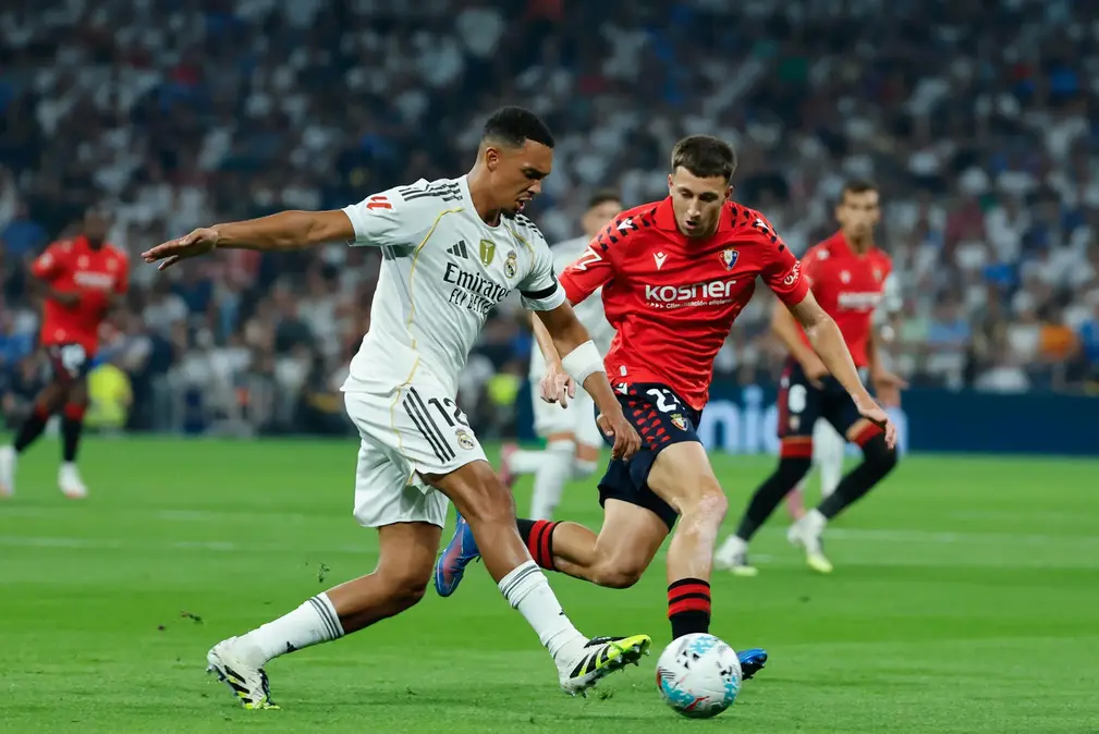FOTOGRAFÍA. MADRID (REINO DE ESPAÑA), 19 DE AGOSTO DE 2025. El defensa británico del Real Madrid Trent Alexander-Arnold (i) controla el balón junto a Abel Bretones, de Osasuna, durante el partido de la primera jornada de LaLiga que Real Madrid y Atlético Osasuna disputan en el estadio Santiago Bernabéu. Efe