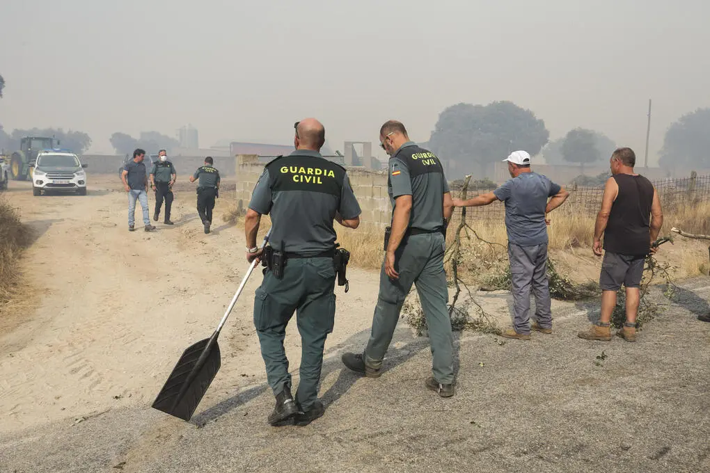 FOTOGRAFÍA. CIPÉREZ (SALAMANCA) CASTILLA Y LEÓN (REINO DE ESPAÑA), 22 DE AGOSTO DE 2025. Guardias civiles y voluntarios hace una semana en los trabajos de extinción del incendio en las proximidades de Cipérez (Salamanca). Efe