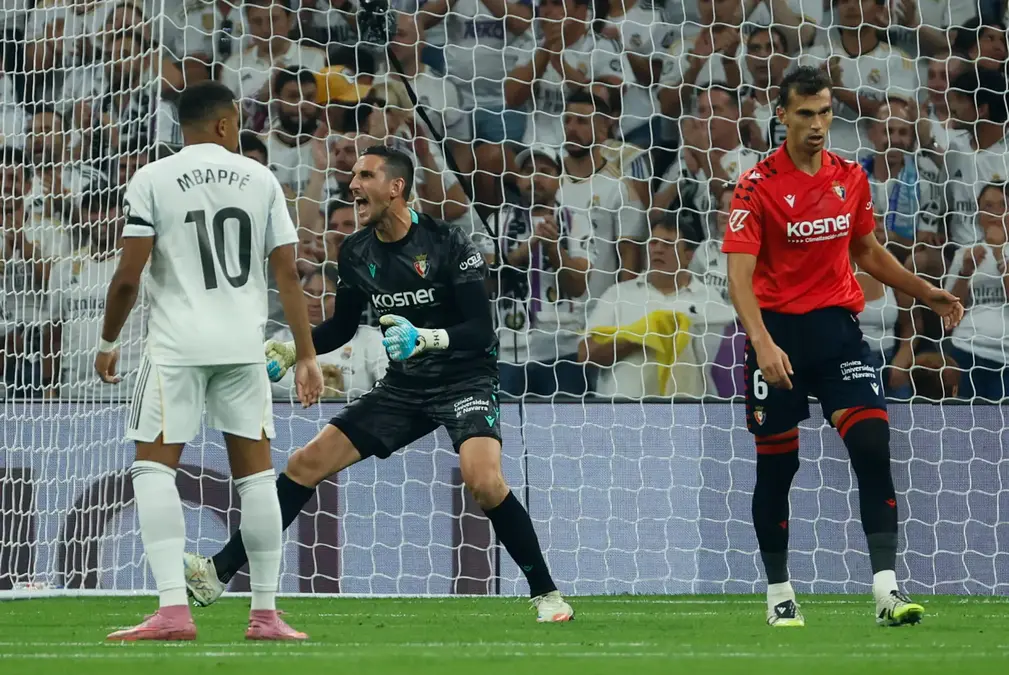 FOTOGRAFÍA. MADRID (REINO DE ESPAÑA), 19 DE AGOSTO DE 2025. El guardameta de Osasuna Sergio Herrera (c) durante el partido de la primera jornada de LaLiga que Real Madrid y Atlético Osasuna disputaron en el estadio Santiago Bernabéu. Efe