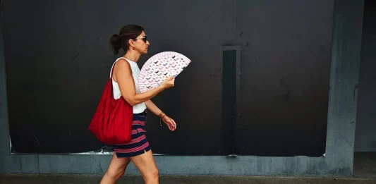FOTOGRAFÍA. TOLEDO (REINO DE ESPAÑA), 12 DE AGOSTO DE 2025. Una persona camina con un abanico a la sombra este martes, en Toledo. Este miércoles, inestabilidad con chubascos y tormentas y descenso de temperaturas agosto 12 de 2025. Efe