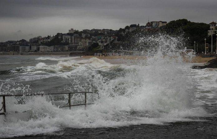 Temperaturas,el tiempo,Descenso generalizado de temperaturas y precipitaciones en el norte peninsular y Baleares FOTOGRAFÍA. SAN SEBASTIÁN (LAS VASCONGADAS) REINO DE ESPAÑA, 27 DE AGOSTO DE 2025. Vista del acceso a la playa de Ondarreta de San Sebastián este martes. Efe