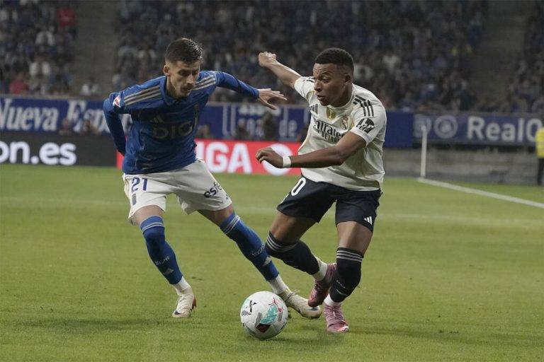 FOTOGRAFÍA. OVIEDO (REINO DE ESPAÑA), 24 DE AGOSTO DE 2025. El delantero francés del Real Madrid Kylian Mbappé (d) pelea un balón con el centrocampista serbio del Real Oviedo Luka Ilic durante el partido de LaLiga que enfrenta al Real Oviedo y al Real Madrid este domingo en el estadio Carlos Tartiere. Efe