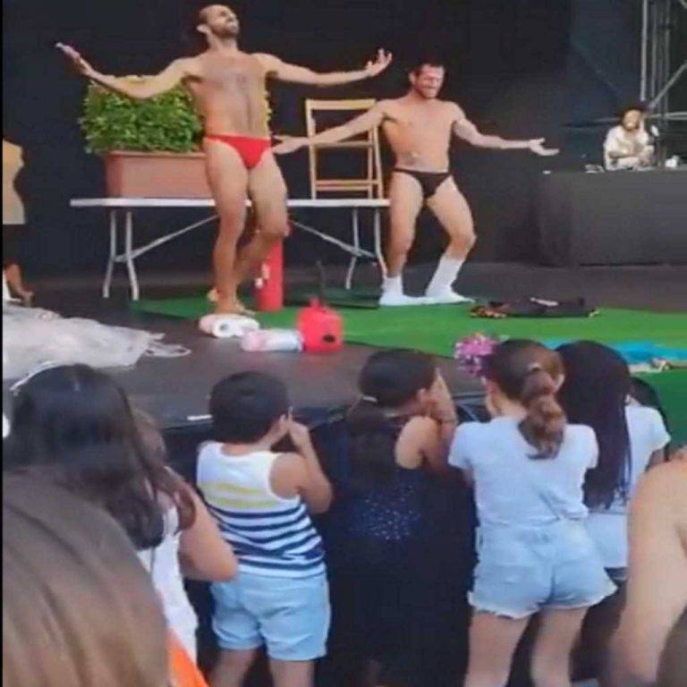 FOTOGRAFÍA. BARCELONA (ESPAÑA), 25 DE SEPTIEMBRE DE 2019.A las pobres niñas de las primera fila, visiblemente lejos de sus padres, tal como muestran las imágenes, solo les quedan sus manos para tapar sus caras y no ser testigos de las vergüenzas que los dos machistas, invitados por el Gobierno municipal del PSC de Jaume Collboni Cuadrado y de Ada Colau (Barcelona en Común), exhiben en un escenario de la fiesta de la «Mercè» convertido en un pódium de pornografía infantil, donde los machotes de Colau y Collboni, pese a los gritos de las menores atacadas, continúan, como agresores sexuales, su persecución sexual a los menores indefensos. Lasvocesdelpueblo (Ñ Pueblo)