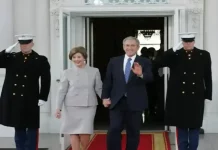 11-S | ¿Qué es la Guerra contra el Terrorismo islamista? FOTOGRAFÍA. WASHINGTON (ESTADOS UNIDOS DE AMÉRICA, EEUU), 20 DE ENERO DE 2009. En la imagen, George Walker Bush, un político y empresario estadounidense que ejerció como el 43º presidente de los Estados Unidos de América entre el 20 de enero de 2001 y el 20 de enero de 2009, anteriormente, había sido el 46º gobernador del estado de Texas entre el 17 de enero de 1995 y el 21 de diciembre de 2000; y su esposa Laura Bush (Laura Lane Bush) (Laura Lane Welch) salen al pórtico norte de la Casa Blanca la mañana del martes 20 de enero de 2009 para dar la bienvenida al presidente electo Barack Obama. Casa Blanca/Lasvocesdelpueblo (Ñ Pueblo)
