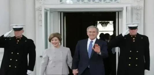 FOTOGRAFÍA. WASHINGTON (ESTADOS UNIDOS DE AMÉRICA, EEUU), 20 DE ENERO DE 2009. En la imagen, George Walker Bush, un político y empresario estadounidense que ejerció como el 43º presidente de los Estados Unidos de América entre el 20 de enero de 2001 y el 20 de enero de 2009, anteriormente, había sido el 46º gobernador del estado de Texas entre el 17 de enero de 1995 y el 21 de diciembre de 2000; y su esposa Laura Bush (Laura Lane Bush) (Laura Lane Welch) salen al pórtico norte de la Casa Blanca la mañana del martes 20 de enero de 2009 para dar la bienvenida al presidente electo Barack Obama. Casa Blanca/Lasvocesdelpueblo (Ñ Pueblo)