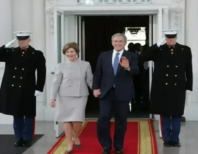 FOTOGRAFÍA. WASHINGTON (ESTADOS UNIDOS DE AMÉRICA, EEUU), 20 DE ENERO DE 2009. En la imagen, George Walker Bush, un político y empresario estadounidense que ejerció como el 43º presidente de los Estados Unidos de América entre el 20 de enero de 2001 y el 20 de enero de 2009, anteriormente, había sido el 46º gobernador del estado de Texas entre el 17 de enero de 1995 y el 21 de diciembre de 2000; y su esposa Laura Bush (Laura Lane Bush) (Laura Lane Welch) salen al pórtico norte de la Casa Blanca la mañana del martes 20 de enero de 2009 para dar la bienvenida al presidente electo Barack Obama. Casa Blanca/Lasvocesdelpueblo (Ñ Pueblo)