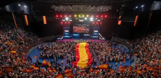 FOTOGRAFÍA. CARABANCHEL (COMUNIDAD DE MADRID) REINO DE ESPAÑA, 14 DE SEPTIEMBRE DE 2025. Más de 8.500 personas se han puesto en pie este domingo para rendirle un homenaje e histórico adiós al patriota comentarista estadounidense Charles James Kirk (Charlie Kirk), asesino cruelmente por la Izquierda/WOKE/Migracionismo/globalismo el pasado miércoles en Orem, en el Campus Drive de la Universidad del Estado de Utah (estados Unidos de América, EEUU). En el acto intervienen y participan líderes patriotas de todo el Occidente libre: Hispanoamérica, Europa y Estados Unidos de América. Están presentes numerosos dirigentes de Patriots of Europe; algunos de ellos intervienen en videoconferencia en el acto que el líder de Patriots y de VOX clausurará con uno de sus mejores intervenciones; se prevé que, en clave nacional español, Abascal presente una alternativa al pueblo español para asaltar los cielos y gobernar España, y en clave europea, una alternativa a la destrucción de la civilización europea que promueven la élite WOKE a través de los principales partidos del Gobierno de la Unión Europea: Partido Popular (PP) y Partido socialista (PSOE) junto a las formaciones de extrema izquierdas y climáticas. Lasvocesdelpueblo (Ñ pueblo)