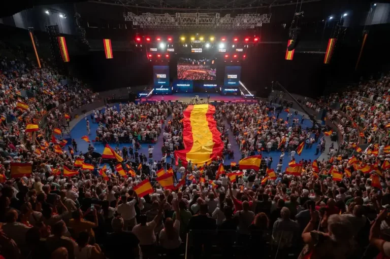 FOTOGRAFÍA. CARABANCHEL (COMUNIDAD DE MADRID) REINO DE ESPAÑA, 14 DE SEPTIEMBRE DE 2025. Más de 8.500 personas se han puesto en pie este domingo para rendirle un homenaje e histórico adiós al patriota comentarista estadounidense Charles James Kirk (Charlie Kirk), asesino cruelmente por la Izquierda/WOKE/Migracionismo/globalismo el pasado miércoles en Orem, en el Campus Drive de la Universidad del Estado de Utah (estados Unidos de América, EEUU). En el acto intervienen y participan líderes patriotas de todo el Occidente libre: Hispanoamérica, Europa y Estados Unidos de América. Están presentes numerosos dirigentes de Patriots of Europe; algunos de ellos intervienen en videoconferencia en el acto que el líder de Patriots y de VOX clausurará con uno de sus mejores intervenciones; se prevé que, en clave nacional español, Abascal presente una alternativa al pueblo español para asaltar los cielos y gobernar España, y en clave europea, una alternativa a la destrucción de la civilización europea que promueven la élite WOKE a través de los principales partidos del Gobierno de la Unión Europea: Partido Popular (PP) y Partido socialista (PSOE) junto a las formaciones de extrema izquierdas y climáticas. Lasvocesdelpueblo (Ñ pueblo)