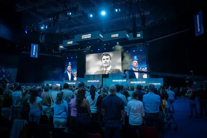 Abascal ¡Pedro Sánchez chulo de putas!, EuropaViva25, Abascal, VOX, Patriots (1) FOTOGRAFÍA. CARABANCHEL (COMUNIDAD DE MADRID) REINO DE ESPAÑA, 14 DE SEPTIEMBRE DE 2025. Más de 8.500 personas se han puesto en pie este domingo para rendirle un homenaje e histórico adiós al patriota comentarista estadounidense Charles James Kirk (Charlie Kirk), asesino cruelmente por la Izquierda/WOKE/Migracionismo/globalismo el pasado miércoles en Orem, en el Campus Drive de la Universidad del Estado de Utah (estados Unidos de América, EEUU). En el acto intervienen y participan líderes patriotas de todo el Occidente libre: Hispanoamérica, Europa y Estados Unidos de América. Están presentes numerosos dirigentes de Patriots of Europe; algunos de ellos intervienen en videoconferencia en el acto que el líder de Patriots y de VOX clausurará con uno de sus mejores intervenciones; se prevé que, en clave nacional español, Abascal presente una alternativa al pueblo español para asaltar los cielos y gobernar España, y en clave europea, una alternativa a la destrucción de la civilización europea que promueven la élite WOKE a través de los principales partidos del Gobierno de la Unión Europea: Partido Popular (PP) y Partido socialista (PSOE) junto a las formaciones de extrema izquierdas y climáticas. Lasvocesdelpueblo (Ñ pueblo)