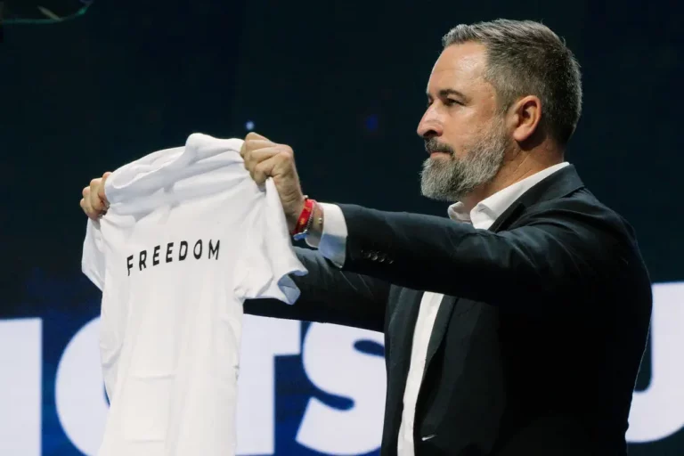 FOTOGRAFÍA. CARABANCHEL (COMUNIDAD DE MADRID) REINO DE ESPAÑA, 14 DE SEPTIEMBRE DE 2025. Más de 8.500 personas se han puesto en pie este domingo para rendirle un homenaje e histórico adiós al patriota comentarista estadounidense Charles James Kirk (Charlie Kirk), asesino cruelmente por la Izquierda/WOKE/Migracionismo/globalismo el pasado miércoles en Orem, en el Campus Drive de la Universidad del Estado de Utah (estados Unidos de América, EEUU). En el acto intervienen y participan líderes patriotas de todo el Occidente libre: Hispanoamérica, Europa y Estados Unidos de América. Están presentes numerosos dirigentes de Patriots of Europe; algunos de ellos intervienen en videoconferencia en el acto que el líder de Patriots y de VOX clausurará con uno de sus mejores intervenciones; se prevé que, en clave nacional español, Abascal presente una alternativa al pueblo español para asaltar los cielos y gobernar España, y en clave europea, una alternativa a la destrucción de la civilización europea que promueven la élite WOKE a través de los principales partidos del Gobierno de la Unión Europea: Partido Popular (PP) y Partido socialista (PSOE) junto a las formaciones de extrema izquierdas y climáticas. Lasvocesdelpueblo (Ñ pueblo)