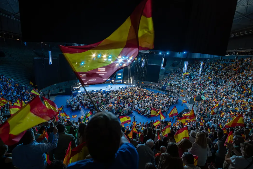 FOTOGRAFÍA. CARABANCHEL (COMUNIDAD DE MADRID) REINO DE ESPAÑA, 14 DE SEPTIEMBRE DE 2025. Más de 8.500 personas se han puesto en pie este domingo para rendirle un homenaje e histórico adiós al patriota comentarista estadounidense Charles James Kirk (Charlie Kirk), asesino cruelmente por la Izquierda/WOKE/Migracionismo/globalismo el pasado miércoles en Orem, en el Campus Drive de la Universidad del Estado de Utah (estados Unidos de América, EEUU). En el acto intervienen y participan líderes patriotas de todo el Occidente libre: Hispanoamérica, Europa y Estados Unidos de América. Están presentes numerosos dirigentes de Patriots of Europe; algunos de ellos intervienen en videoconferencia en el acto que el líder de Patriots y de VOX clausurará con uno de sus mejores intervenciones; se prevé que, en clave nacional español, Abascal presente una alternativa al pueblo español para asaltar los cielos y gobernar España, y en clave europea, una alternativa a la destrucción de la civilización europea que promueven la élite WOKE a través de los principales partidos del Gobierno de la Unión Europea: Partido Popular (PP) y Partido socialista (PSOE) junto a las formaciones de extrema izquierdas y climáticas. Lasvocesdelpueblo (Ñ pueblo)