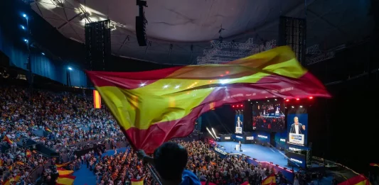 FOTOGRAFÍA. CARABANCHEL (COMUNIDAD DE MADRID) REINO DE ESPAÑA, 14 DE SEPTIEMBRE DE 2025. Más de 8.500 personas se han puesto en pie este domingo para rendirle un homenaje e histórico adiós al patriota comentarista estadounidense Charles James Kirk (Charlie Kirk), asesino cruelmente por la Izquierda/WOKE/Migracionismo/globalismo el pasado miércoles en Orem, en el Campus Drive de la Universidad del Estado de Utah (estados Unidos de América, EEUU). En el acto intervienen y participan líderes patriotas de todo el Occidente libre: Hispanoamérica, Europa y Estados Unidos de América. Están presentes numerosos dirigentes de Patriots of Europe; algunos de ellos intervienen en videoconferencia en el acto que el líder de Patriots y de VOX clausurará con uno de sus mejores intervenciones; se prevé que, en clave nacional español, Abascal presente una alternativa al pueblo español para asaltar los cielos y gobernar España, y en clave europea, una alternativa a la destrucción de la civilización europea que promueven la élite WOKE a través de los principales partidos del Gobierno de la Unión Europea: Partido Popular (PP) y Partido socialista (PSOE) junto a las formaciones de extrema izquierdas y climáticas. Lasvocesdelpueblo (Ñ pueblo)