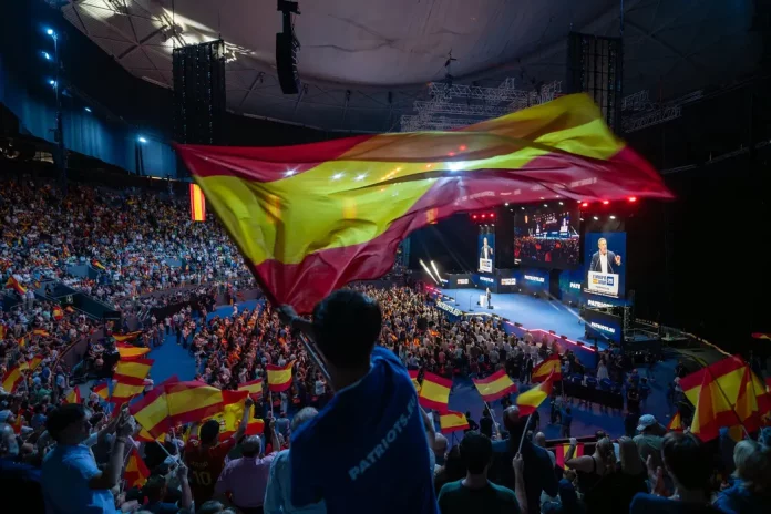 Abascal ¡Pedro Sánchez chulo de putas!, EuropaViva25, Abascal, VOX, Patriots (3) FOTOGRAFÍA. CARABANCHEL (COMUNIDAD DE MADRID) REINO DE ESPAÑA, 14 DE SEPTIEMBRE DE 2025. Más de 8.500 personas se han puesto en pie este domingo para rendirle un homenaje e histórico adiós al patriota comentarista estadounidense Charles James Kirk (Charlie Kirk), asesino cruelmente por la Izquierda/WOKE/Migracionismo/globalismo el pasado miércoles en Orem, en el Campus Drive de la Universidad del Estado de Utah (estados Unidos de América, EEUU). En el acto intervienen y participan líderes patriotas de todo el Occidente libre: Hispanoamérica, Europa y Estados Unidos de América. Están presentes numerosos dirigentes de Patriots of Europe; algunos de ellos intervienen en videoconferencia en el acto que el líder de Patriots y de VOX clausurará con uno de sus mejores intervenciones; se prevé que, en clave nacional español, Abascal presente una alternativa al pueblo español para asaltar los cielos y gobernar España, y en clave europea, una alternativa a la destrucción de la civilización europea que promueven la élite WOKE a través de los principales partidos del Gobierno de la Unión Europea: Partido Popular (PP) y Partido socialista (PSOE) junto a las formaciones de extrema izquierdas y climáticas. Lasvocesdelpueblo (Ñ pueblo)