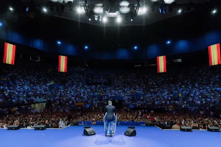 FOTOGRAFÍA. CARABANCHEL (COMUNIDAD DE MADRID) REINO DE ESPAÑA, 14 DE SEPTIEMBRE DE 2025. Más de 8.500 personas se han puesto en pie este domingo para rendirle un homenaje e histórico adiós al patriota comentarista estadounidense Charles James Kirk (Charlie Kirk), asesino cruelmente por la Izquierda/WOKE/Migracionismo/globalismo el pasado miércoles en Orem, en el Campus Drive de la Universidad del Estado de Utah (estados Unidos de América, EEUU). En el acto intervienen y participan líderes patriotas de todo el Occidente libre: Hispanoamérica, Europa y Estados Unidos de América. Están presentes numerosos dirigentes de Patriots of Europe; algunos de ellos intervienen en videoconferencia en el acto que el líder de Patriots y de VOX clausurará con uno de sus mejores intervenciones; se prevé que, en clave nacional español, Abascal presente una alternativa al pueblo español para asaltar los cielos y gobernar España, y en clave europea, una alternativa a la destrucción de la civilización europea que promueven la élite WOKE a través de los principales partidos del Gobierno de la Unión Europea: Partido Popular (PP) y Partido socialista (PSOE) junto a las formaciones de extrema izquierdas y climáticas. Lasvocesdelpueblo (Ñ pueblo)