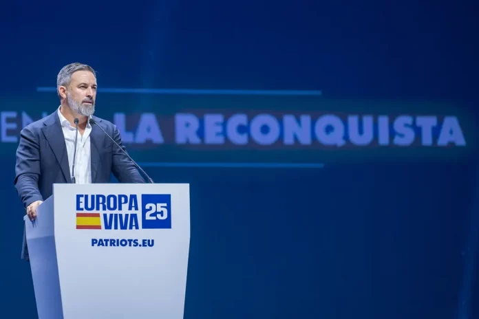 FOTOGRAFÍA. CARABANCHEL (COMUNIDAD DE MADRID) REINO DE ESPAÑA, 14 DE SEPTIEMBRE DE 2025. Más de 8.500 personas se han puesto en pie este domingo para rendirle un homenaje e histórico adiós al patriota comentarista estadounidense Charles James Kirk (Charlie Kirk), asesino cruelmente por la Izquierda/WOKE/Migracionismo/globalismo el pasado miércoles en Orem, en el Campus Drive de la Universidad del Estado de Utah (estados Unidos de América, EEUU). En el acto intervienen y participan líderes patriotas de todo el Occidente libre: Hispanoamérica, Europa y Estados Unidos de América. Están presentes numerosos dirigentes de Patriots of Europe; algunos de ellos intervienen en videoconferencia en el acto que el líder de Patriots y de VOX clausurará con uno de sus mejores intervenciones; se prevé que, en clave nacional español, Abascal presente una alternativa al pueblo español para asaltar los cielos y gobernar España, y en clave europea, una alternativa a la destrucción de la civilización europea que promueven la élite WOKE a través de los principales partidos del Gobierno de la Unión Europea: Partido Popular (PP) y Partido socialista (PSOE) junto a las formaciones de extrema izquierdas y climáticas. Lasvocesdelpueblo (Ñ pueblo)