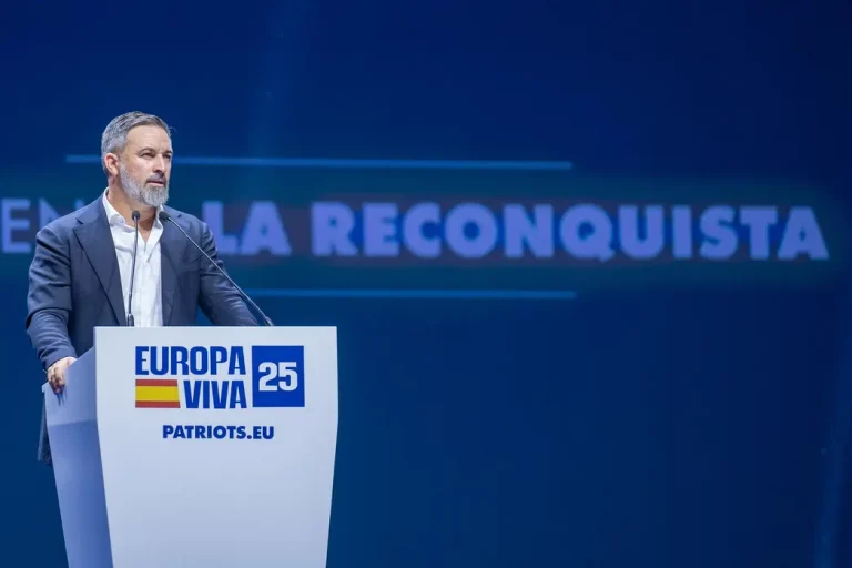 FOTOGRAFÍA. CARABANCHEL (COMUNIDAD DE MADRID) REINO DE ESPAÑA, 14 DE SEPTIEMBRE DE 2025. Más de 8.500 personas se han puesto en pie este domingo para rendirle un homenaje e histórico adiós al patriota comentarista estadounidense Charles James Kirk (Charlie Kirk), asesino cruelmente por la Izquierda/WOKE/Migracionismo/globalismo el pasado miércoles en Orem, en el Campus Drive de la Universidad del Estado de Utah (estados Unidos de América, EEUU). En el acto intervienen y participan líderes patriotas de todo el Occidente libre: Hispanoamérica, Europa y Estados Unidos de América. Están presentes numerosos dirigentes de Patriots of Europe; algunos de ellos intervienen en videoconferencia en el acto que el líder de Patriots y de VOX clausurará con uno de sus mejores intervenciones; se prevé que, en clave nacional español, Abascal presente una alternativa al pueblo español para asaltar los cielos y gobernar España, y en clave europea, una alternativa a la destrucción de la civilización europea que promueven la élite WOKE a través de los principales partidos del Gobierno de la Unión Europea: Partido Popular (PP) y Partido socialista (PSOE) junto a las formaciones de extrema izquierdas y climáticas. Lasvocesdelpueblo (Ñ pueblo)